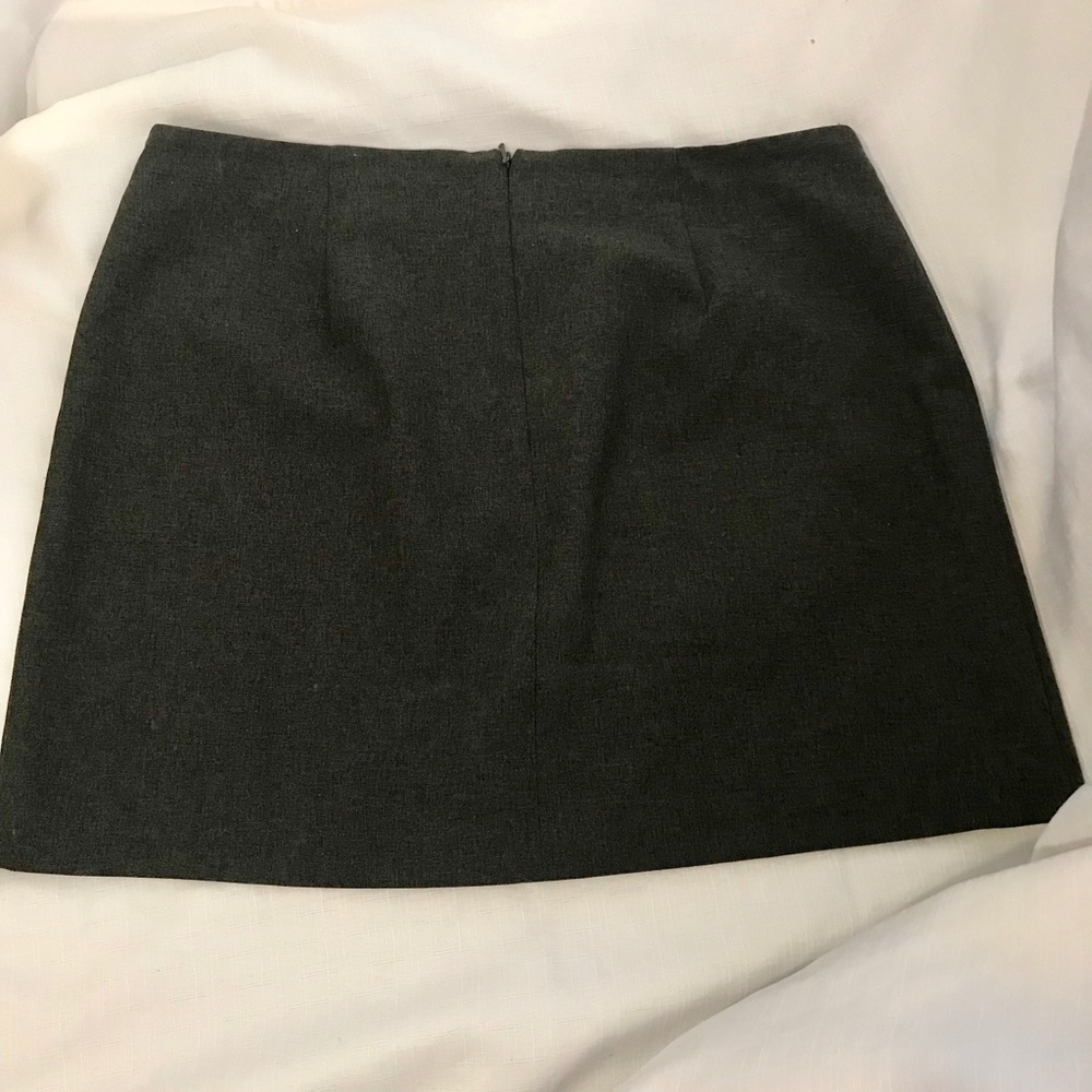 Guess❓Skirt~Metal Insignia / Host Pick - Picture 3 of 8